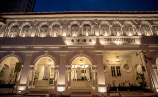 Fachada de la propiedad por la tarde o noche