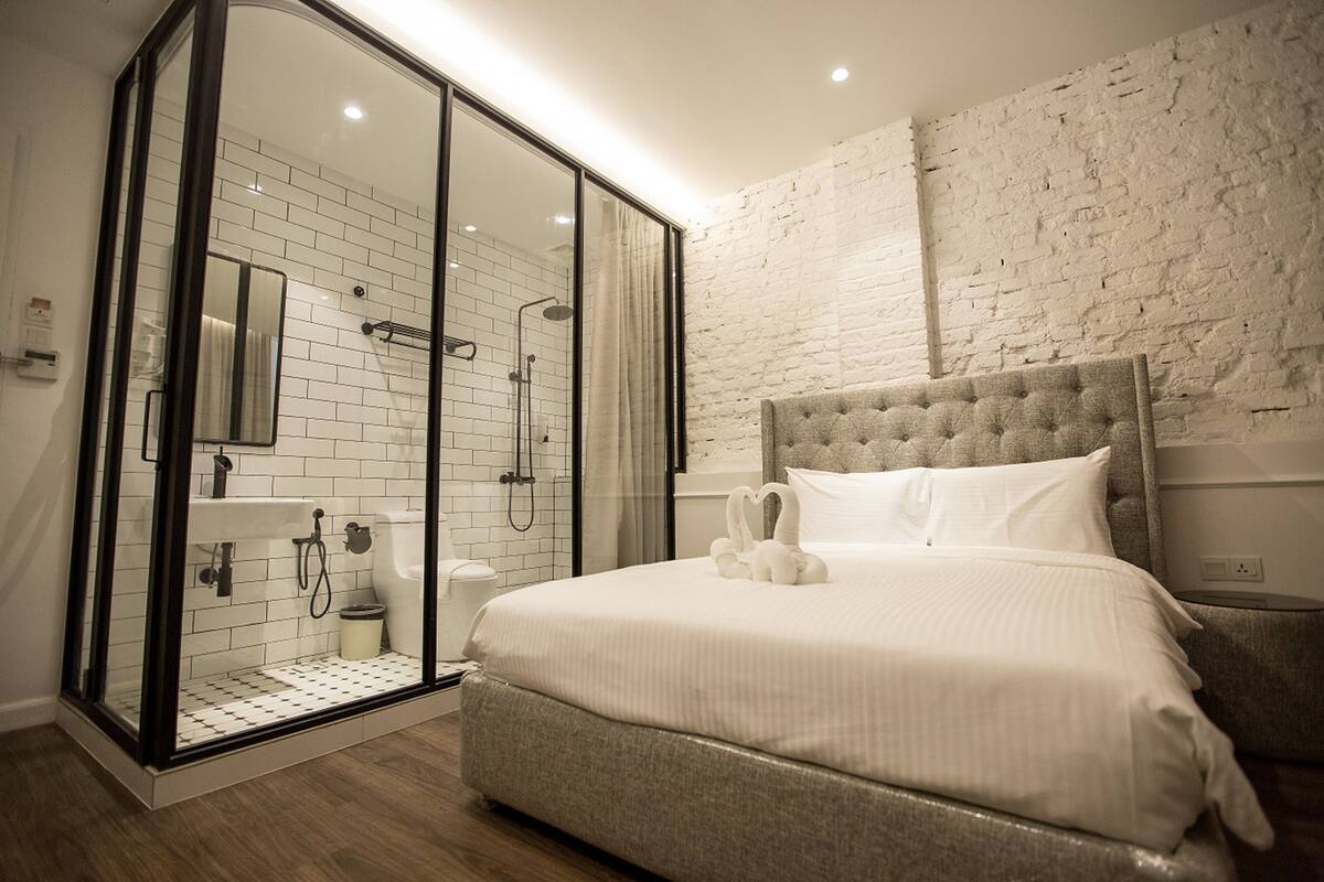 Deluxe Double Room | Desk, iron/ironing board (on request), WiFi (free)