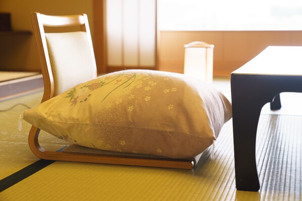 A tatami mat room with a low table and a cushion. - Shiratama no yu KAHOU (Shibata)