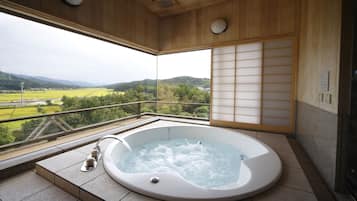 Deluxe Japanese Style Room with Jacuzzi (16 tatami mats) | Bathroom | Separate tub and shower, free toiletries, hair dryer, slippers