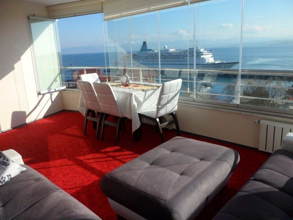 suite | living area | lcd tv