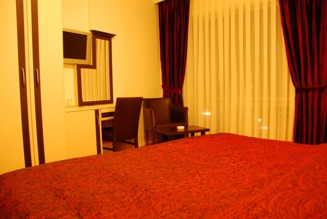 standard double or twin room | in-room safe, desk, soundproofing, rollaway beds