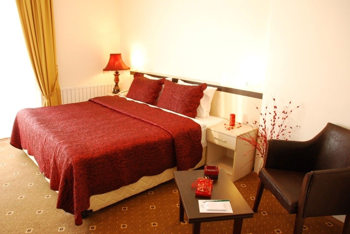 standard double or twin room | in-room safe, desk, soundproofing, rollaway beds