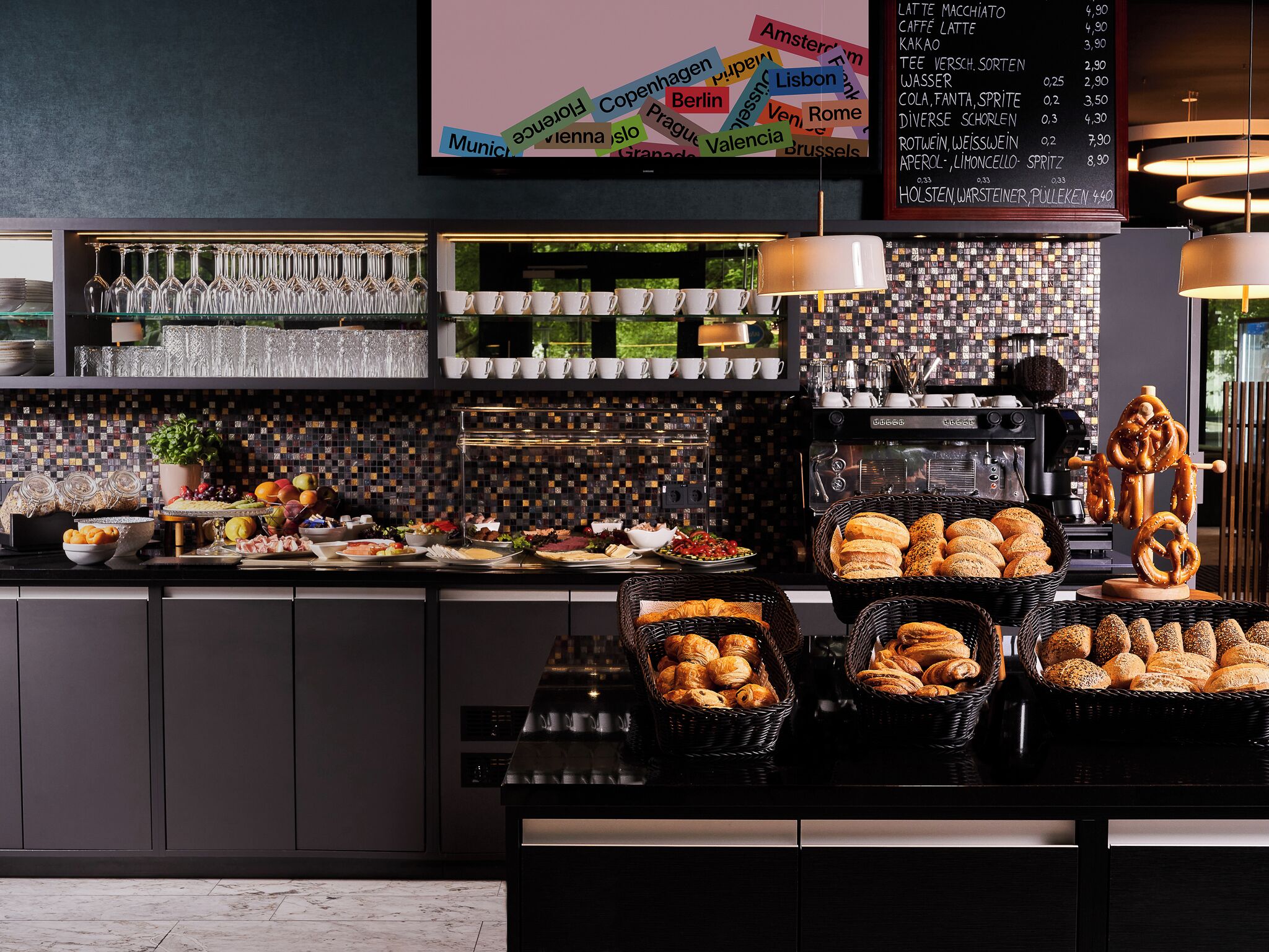 Bữa sáng buffet hàng ngày với phụ phí nhỏ 
