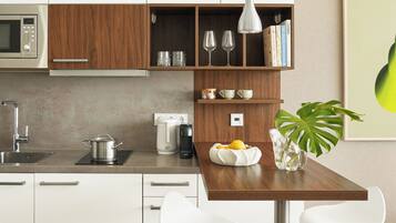 Mini réfrigérateur, micro-ondes, plaque de cuisson, machine à expresso