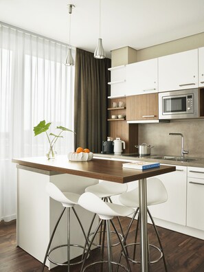 Large Studio, Kitchenette, Sofa Bed | Bếp riêng | Tủ lạnh nhỏ, lò vi sóng, bếp nấu, dụng cụ pha espresso 