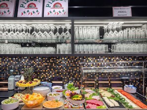 Tägliches Frühstücksbuffet (21 EUR pro Person)