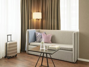 Bộ đồ giường cao cấp, két bảo mật tại phòng, bàn 