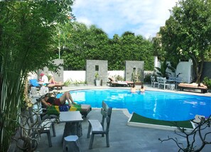 Outdoor pool, pool umbrellas, pool loungers - Hoi An Memority Hotel & Spa (Da Nang)