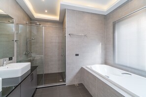 Luxury Villa | Bathroom | Deep soaking tub, rainfall showerhead, free toiletries, hair dryer