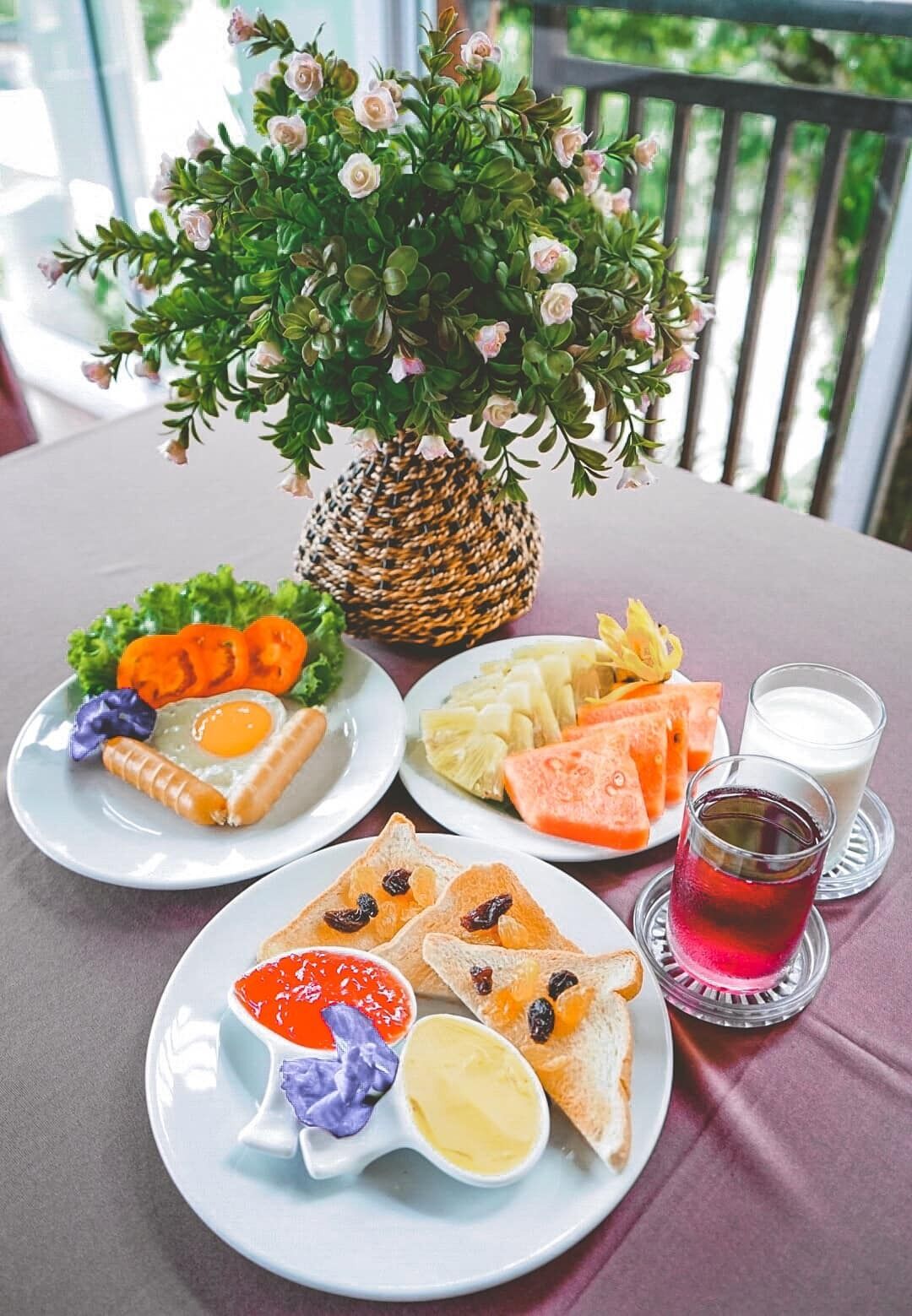 daily buffet breakfast (thb 100 per person)