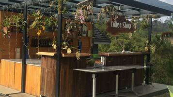 Bar (trong khuôn viên)