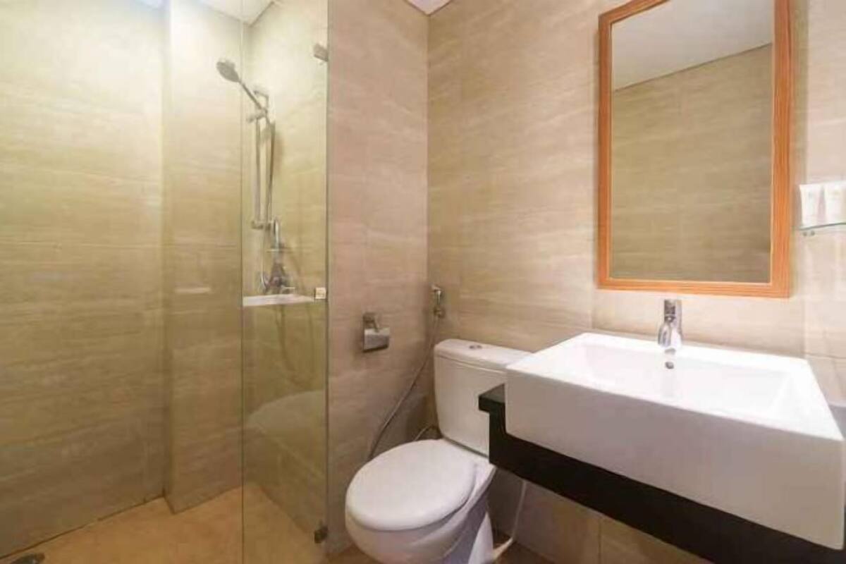 Free toiletries, slippers