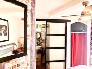 Douche, articles de toilette gratuits, sèche-cheveux