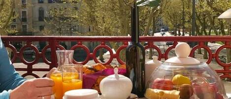 Daily continental breakfast (EUR 8 per person)