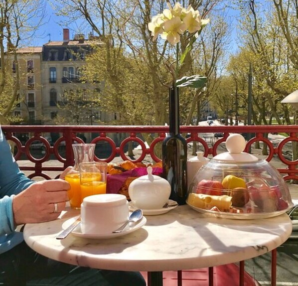 Petit déjeuner continental (8 EUR par personne)