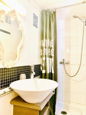 Douche, articles de toilette gratuits, sĂšche-cheveux