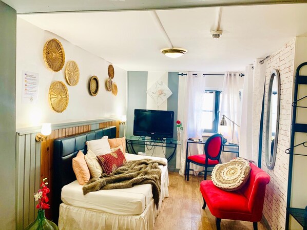 تلفزيون بشاشة مسطحة