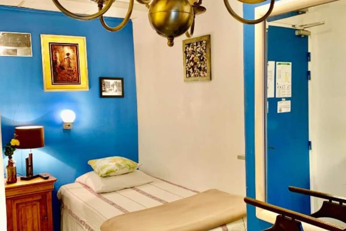 Quarto solteiro econômico | Escrivaninha, quartos à prova de som, Wi-Fi de cortesia, roupa de cama
