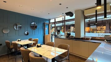 Café da manhã com buffet grátis todos os dias