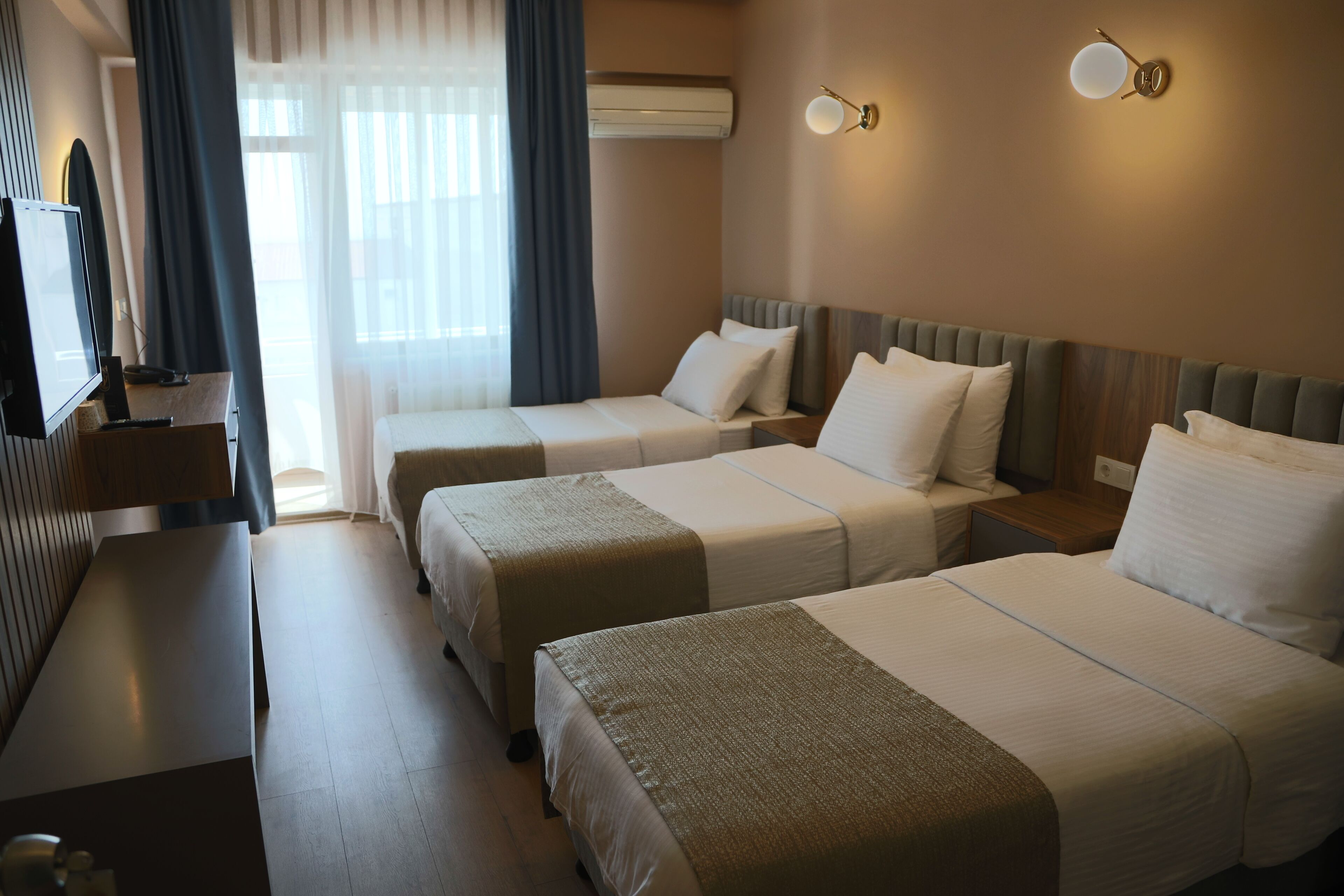 deluxe room | 1 bedroom, minibar, desk, laptop workspace