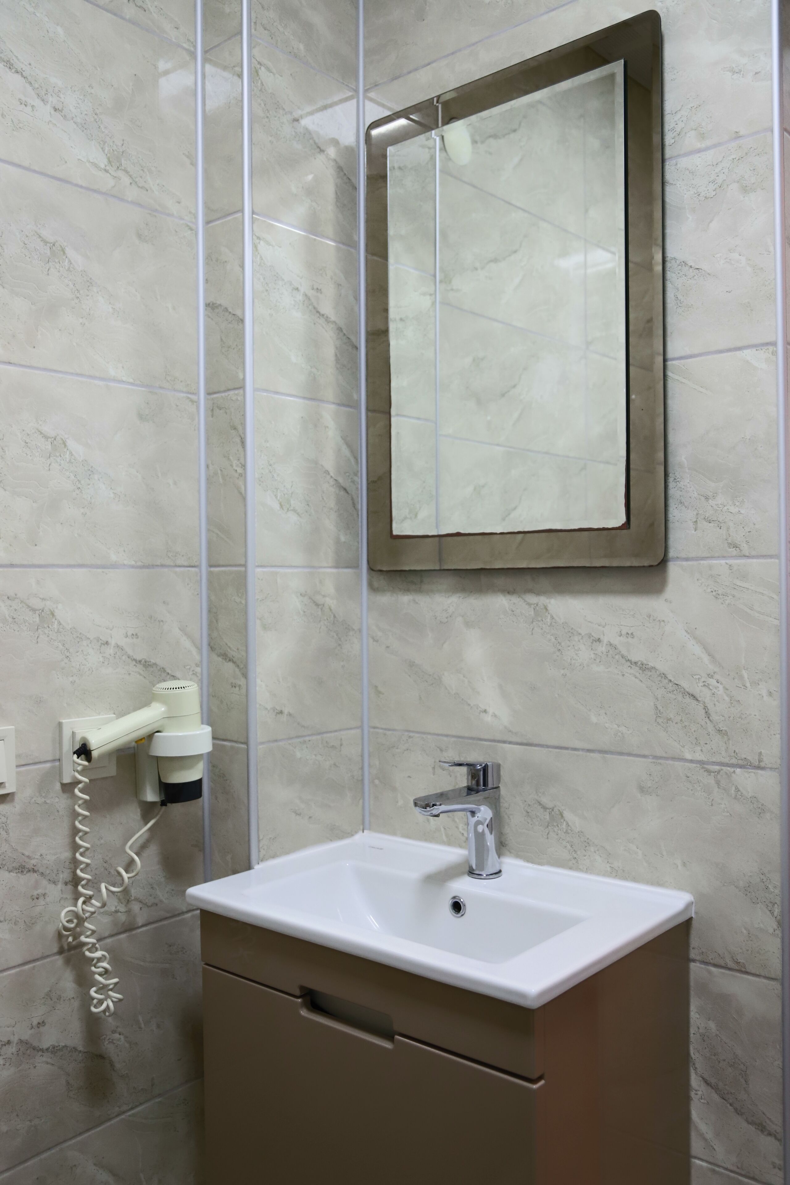 shower, free toiletries, hair dryer, slippers