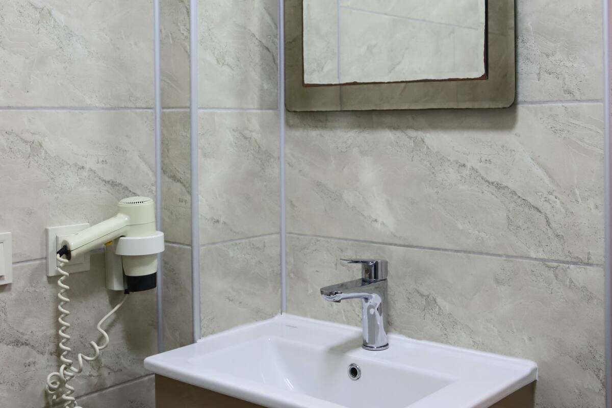 shower, free toiletries, hair dryer, slippers