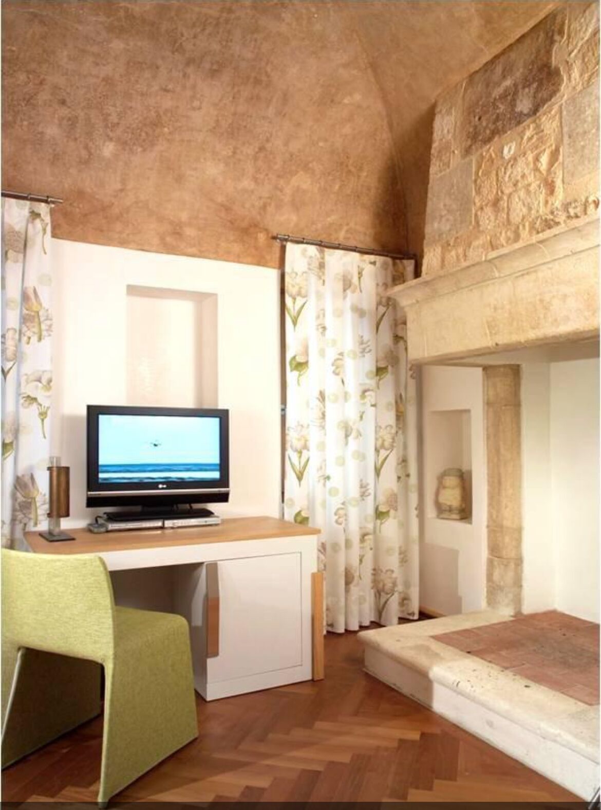 ألحفة محشوة بالريش وأسرّة بطبقة علوية مريحة وميني بار وخزنة داخل الغرفة