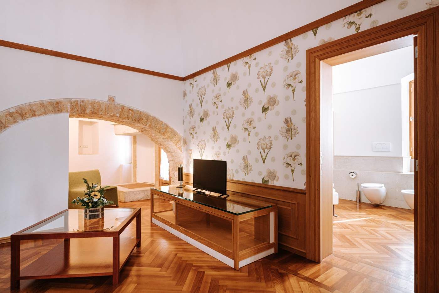 Suite Ricordi con Vasca Idromassaggio | Area soggiorno | Smart TV 40 pollici con canali satellitari, TV, pavimenti riscaldati