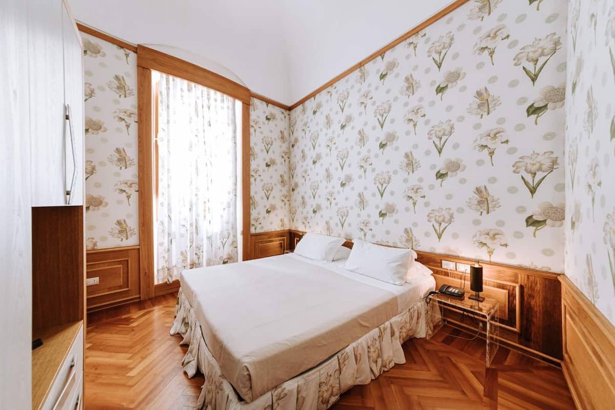 Down comforters, pillowtop beds, minibar, in-room safe