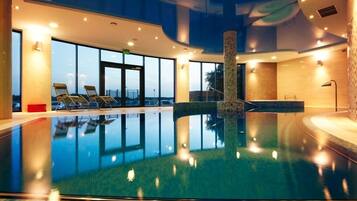 Alberca techada y camastros