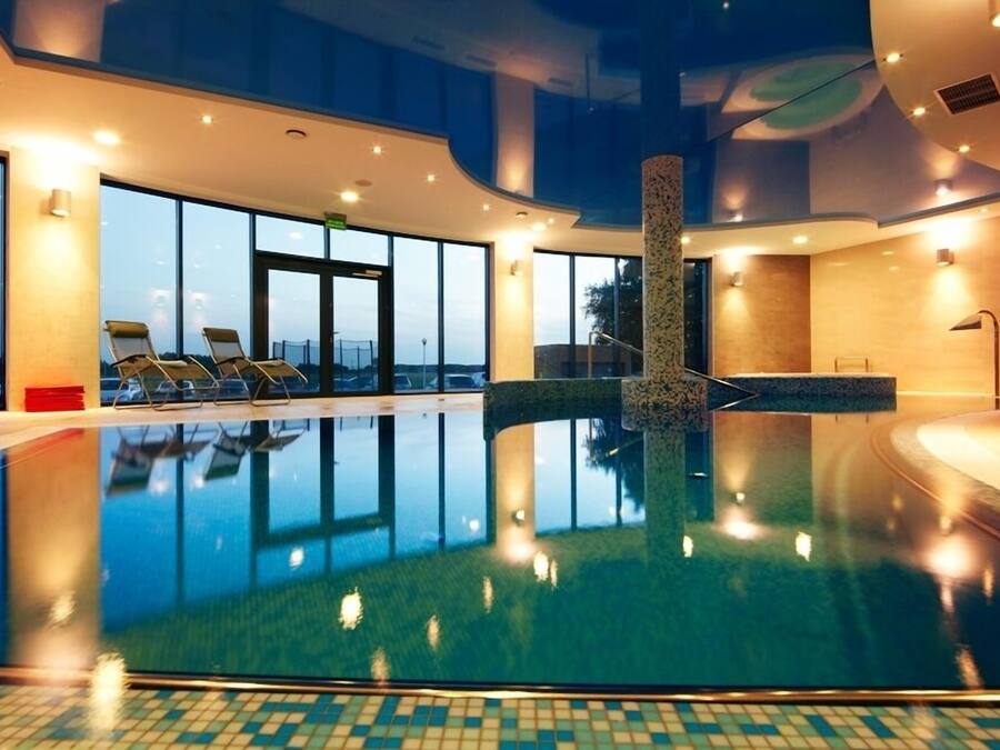 Indoor pool, pool loungers