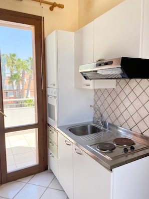 Studio, Balcony | Private kitchen | Oven, stovetop, coffee/tea maker, cookware/dishes/utensils - Tramonti Residence (Nardò)
