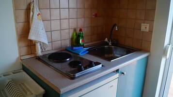 Kühlschrank, Herdplatte, Wasserkocher mit Kaffee-/Teezubehör