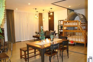 2-Bedroom Apartment | Repas dans la chambre