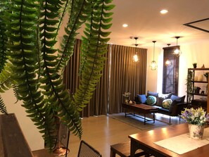 2-Bedroom Apartment | Aire de séjour | Téléviseur à écran plat