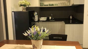 2-Bedroom Apartment | 私人简易厨房 | 大冰箱、微波炉、炉灶、电热水壶