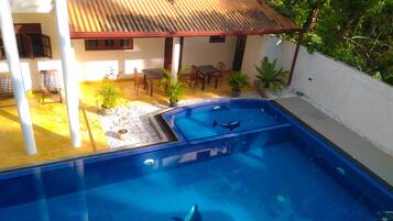 Una piscina al aire libre