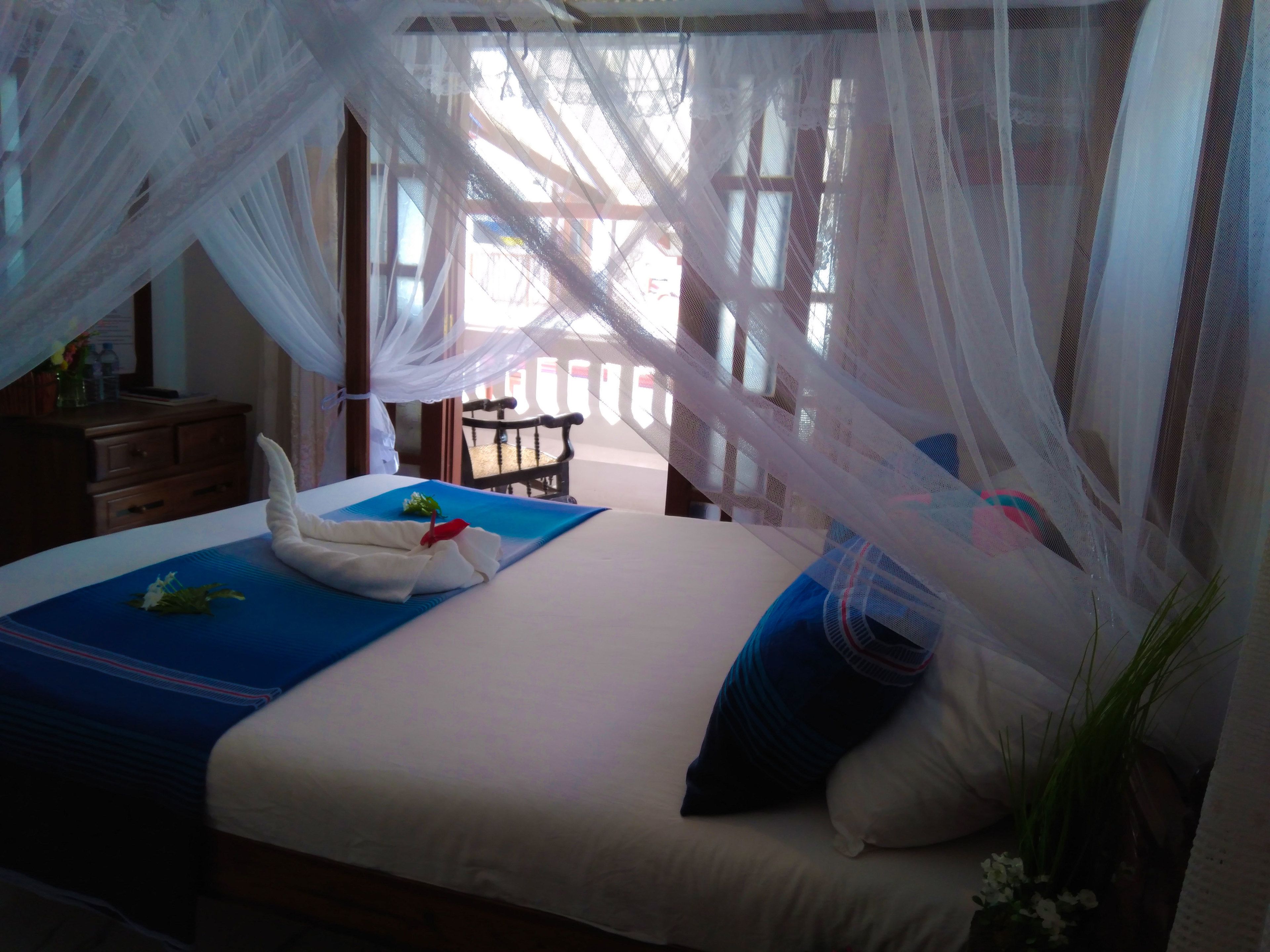 Habitación estándar doble, frigorífico, vistas a la piscina | 1 dormitorio y ropa de cama de alta calidad