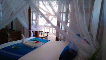 Habitación estándar doble, frigorífico, vistas a la piscina | 1 dormitorio y ropa de cama de alta calidad