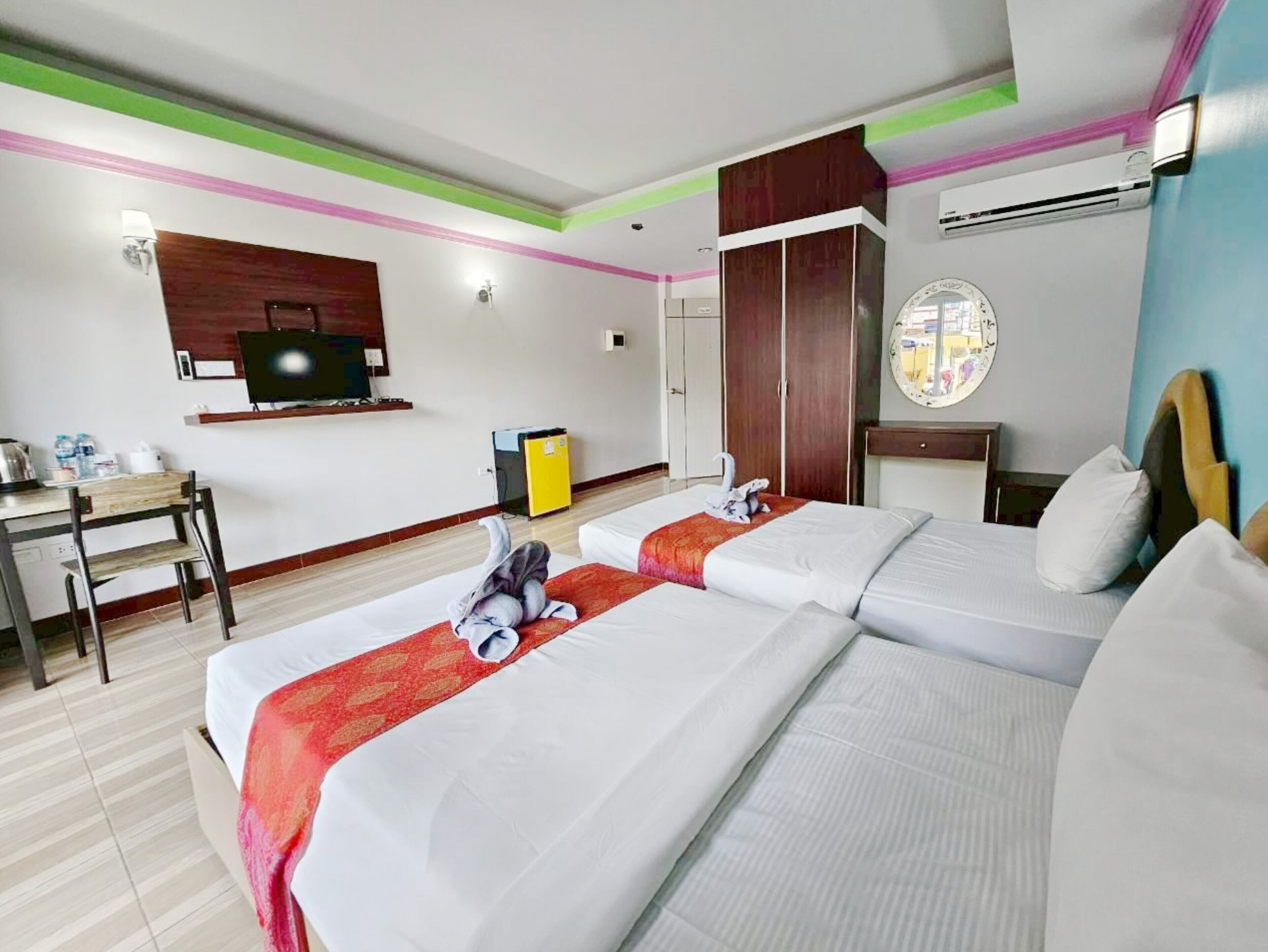 Air Standard Twin | Desk, blackout drapes, free WiFi, bed sheets