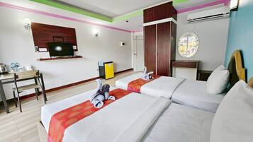 Air Standard Twin | Desk, blackout drapes, free WiFi, bed sheets