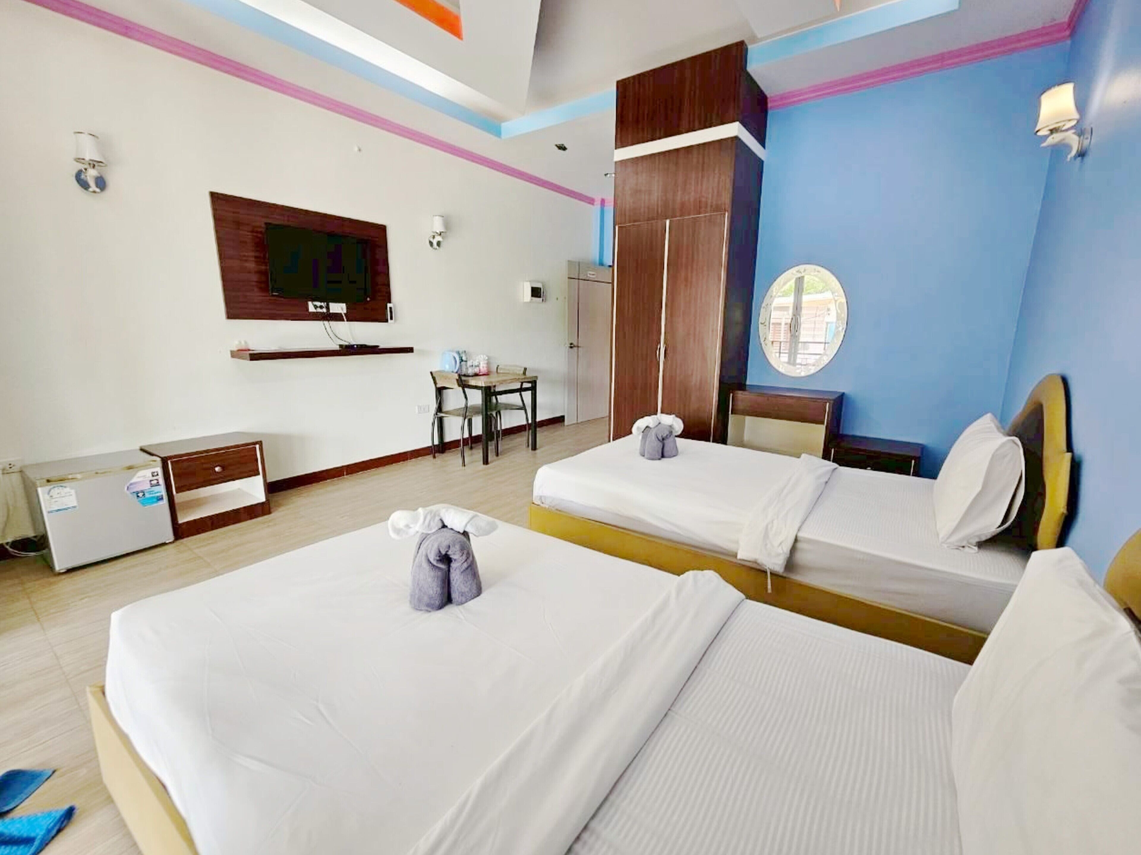 Air Standard Twin | Desk, blackout drapes, free WiFi, bed sheets