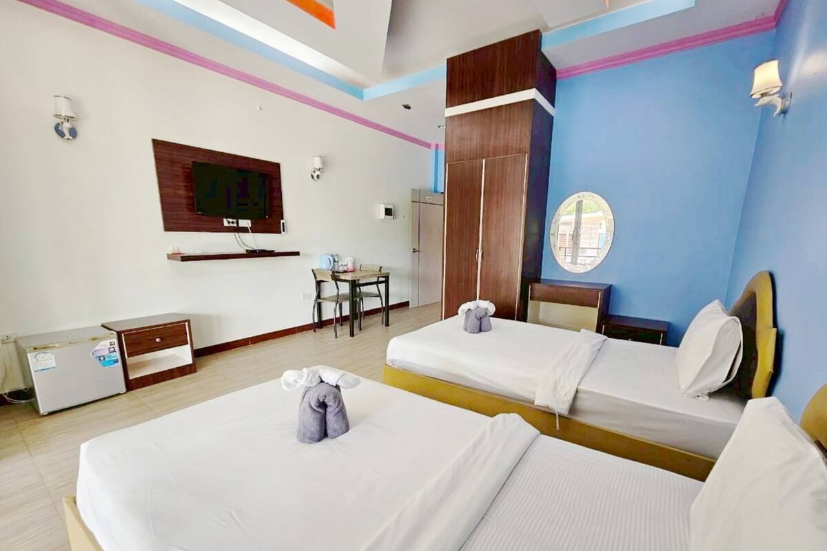 Air Standard Twin | Desk, blackout drapes, free WiFi, bed sheets