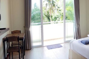 デスク、遮光カーテン、可動式ベッド、WiFi (無料)