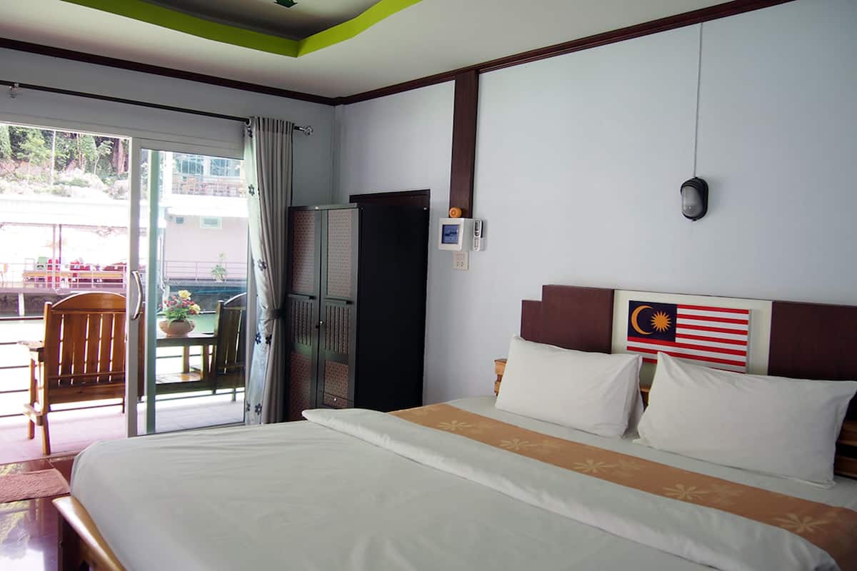 VIP Room | Escritorio, cortinas blackout, camas extra y wifi gratis