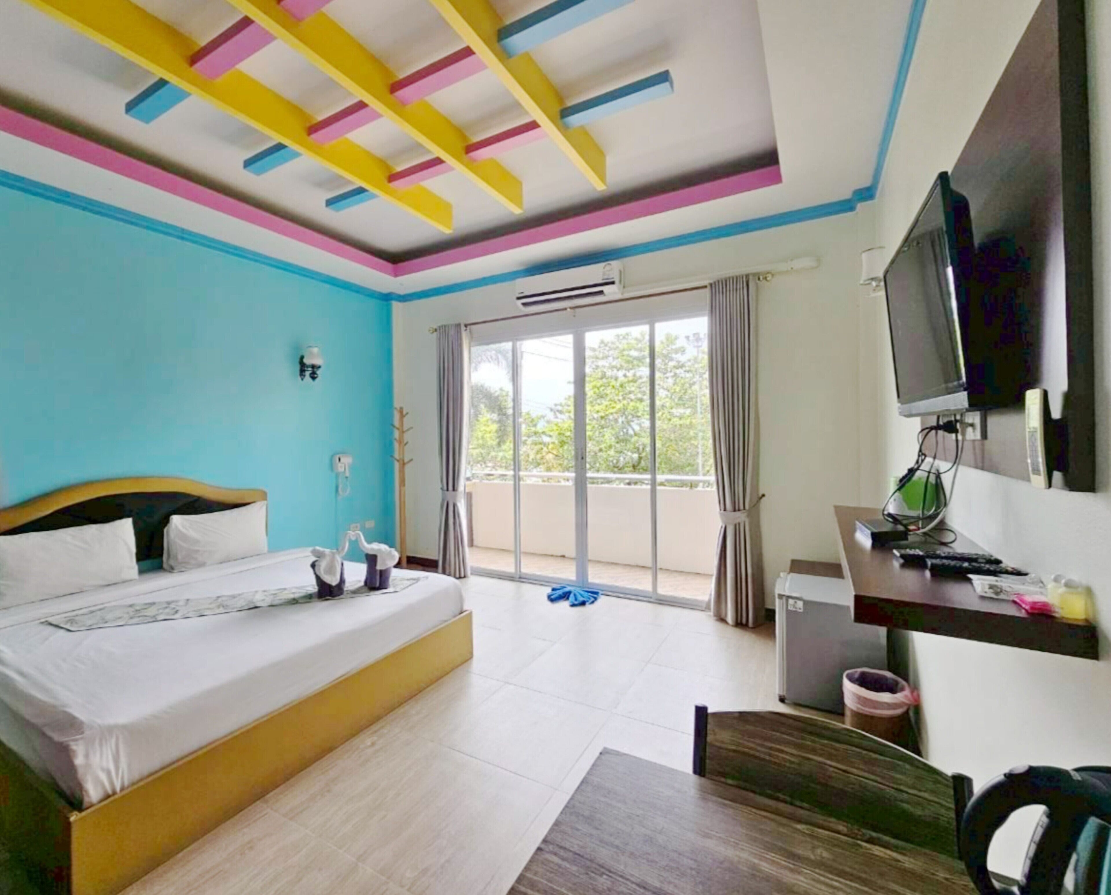 Deluxe Double | Desk, blackout drapes, free WiFi, bed sheets