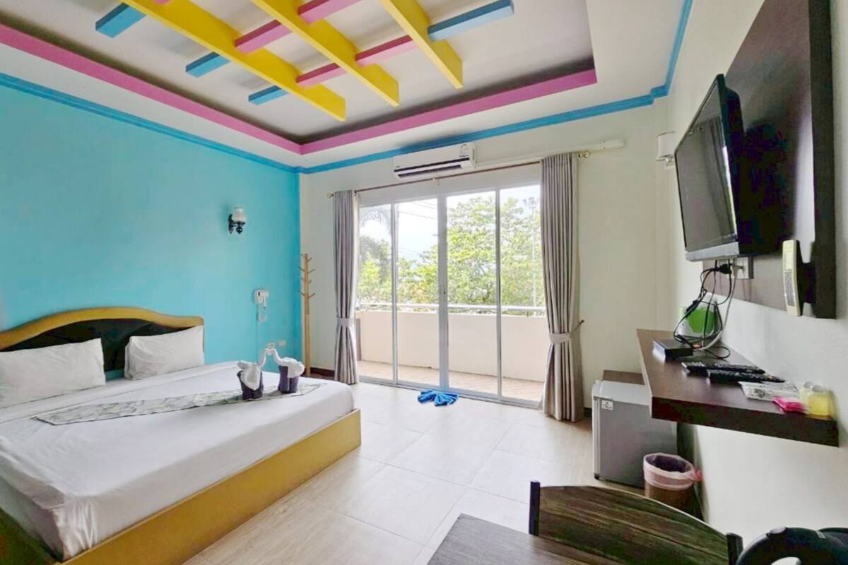 Deluxe Double | Desk, blackout drapes, free WiFi, bed sheets