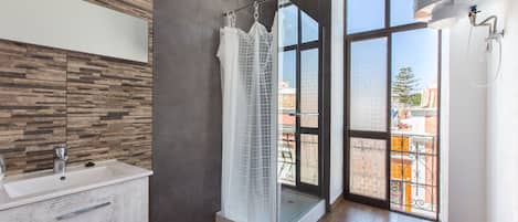 Shower, free toiletries, hair dryer, towels