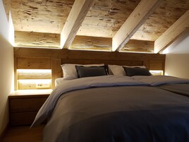 Apartamento família | 1 quarto, roupas de cama antialérgicas, cofres nos quartos, escrivaninha